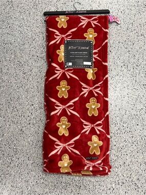 Betsey Johnson Christmas Gingerbread Man Pink Bow Red 50x70 Plush Throw NEW